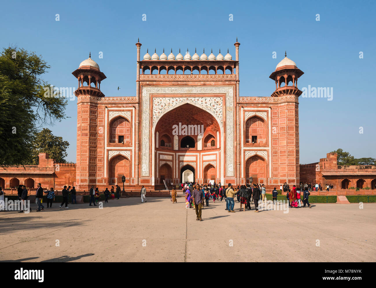Grande Porta (Darwaza-ho rauza), l'ingresso principale al Taj Mahal, Sito  Patrimonio Mondiale dell'UNESCO, Agra, Uttar Pradesh, India, Asia Foto  stock - Alamy