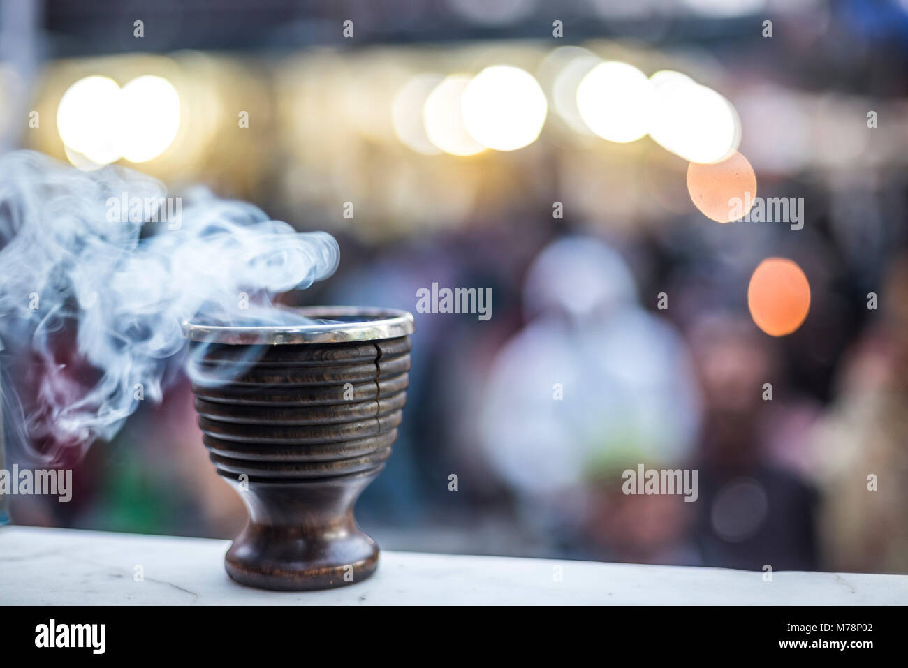 Bruciare incenso a un tempio indù di New Delhi, India, Asia Foto Stock