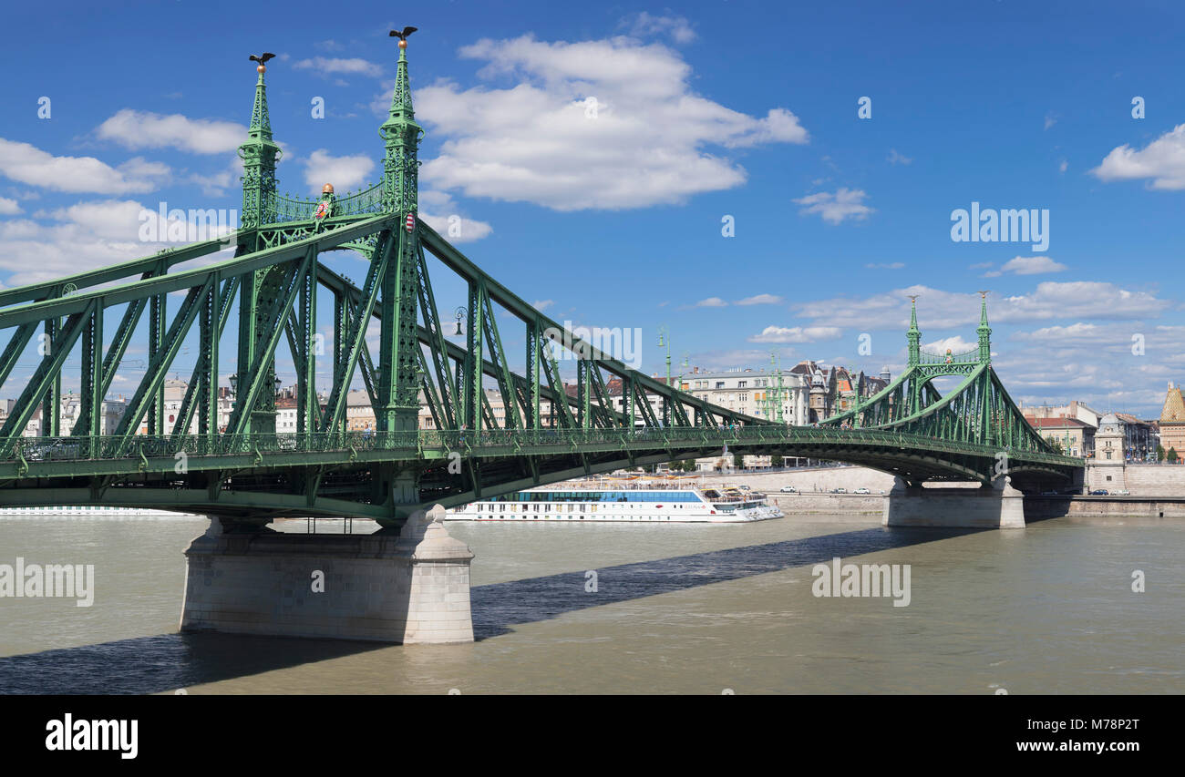 Ponte della Libertà, il fiume Danubio e Pest, Budapest, Ungheria, Europa Foto Stock