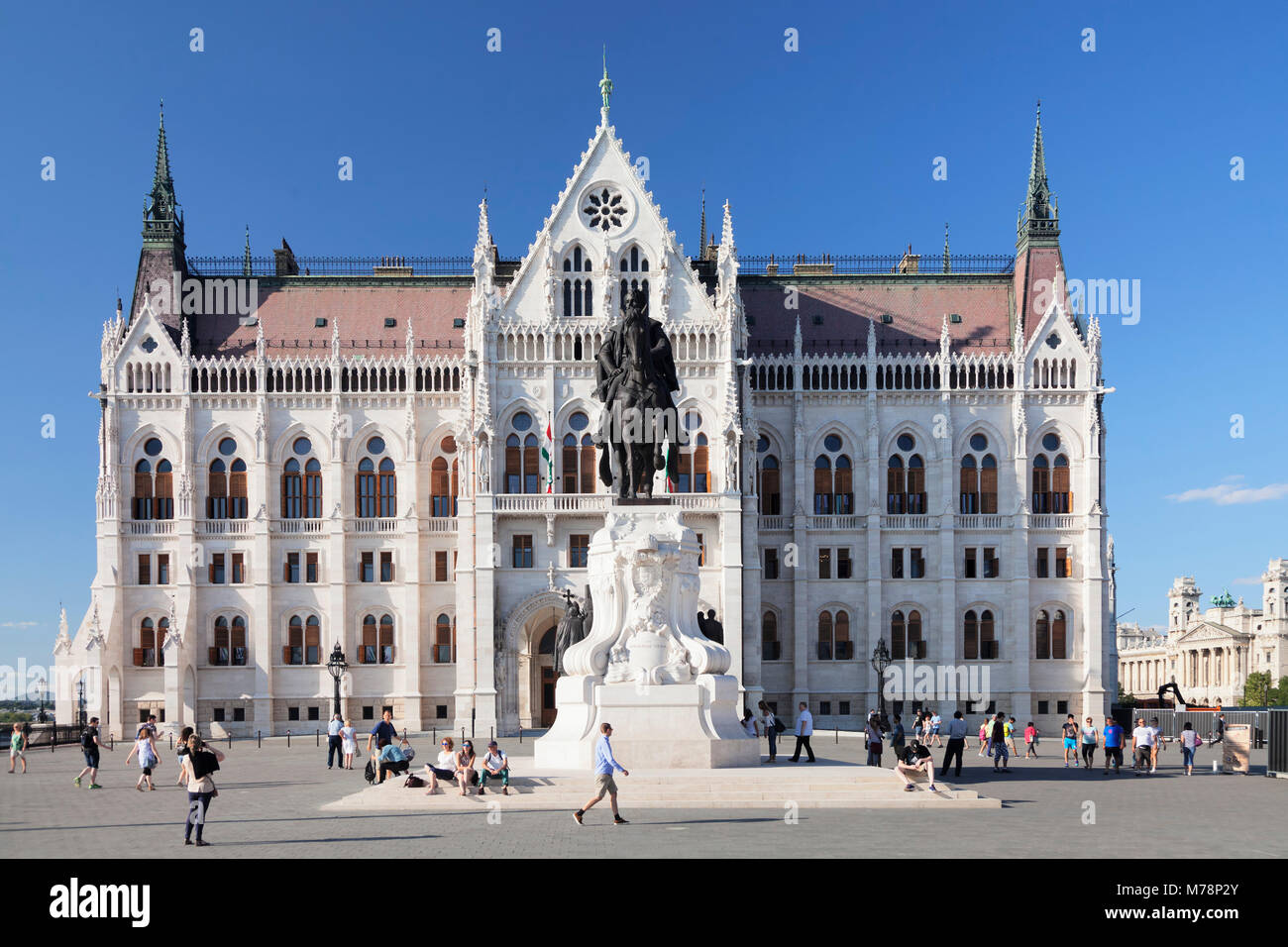 Statua equestre di Andrassy Gyula, il Palazzo del Parlamento, Budapest, Ungheria, Europa Foto Stock