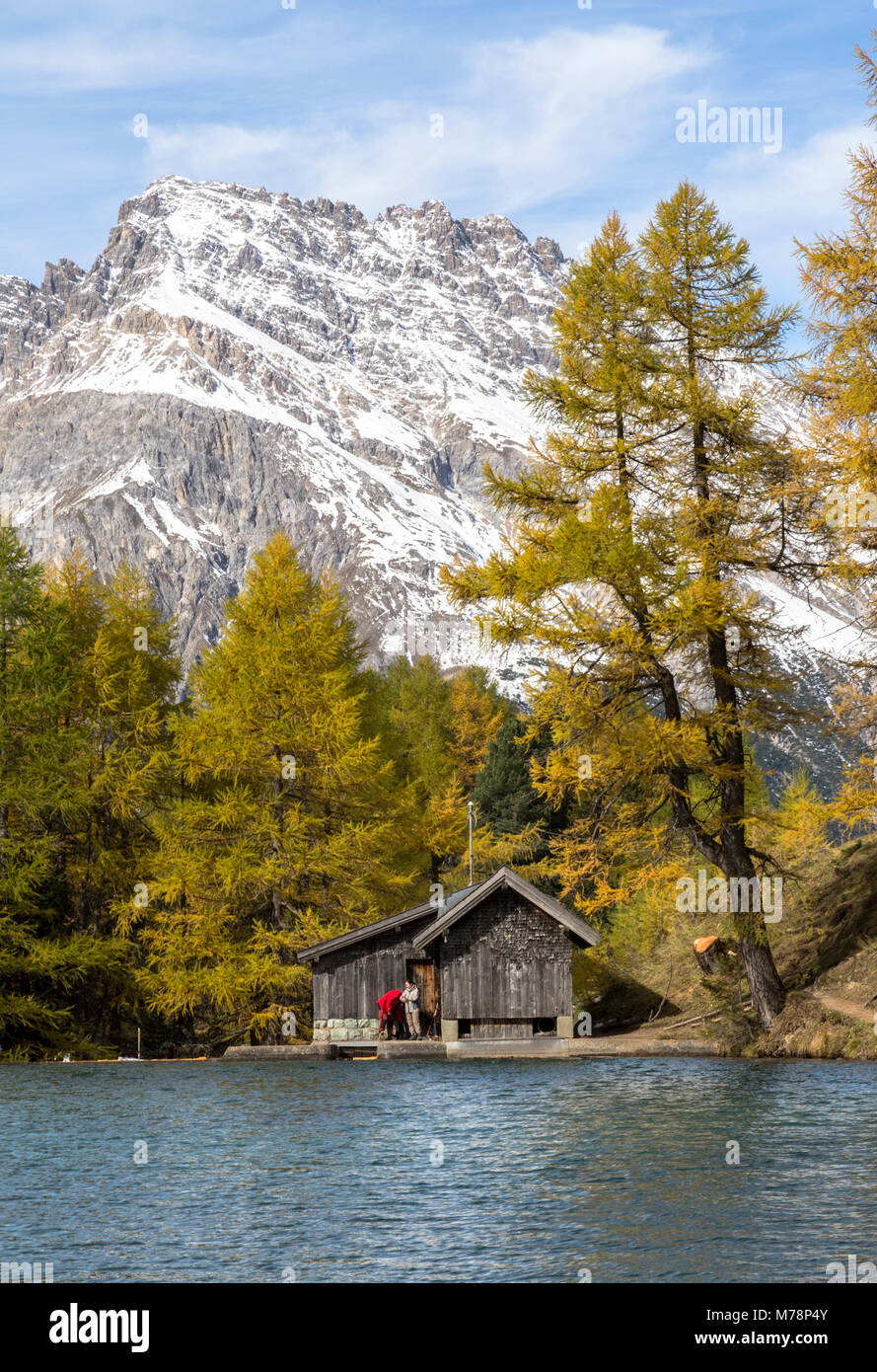 Capanna di legno sulla riva di Lai da Palpuogna (Palpuognasee), Bergun, Albula Pass, Canton Grigioni (cantone dei Grigioni), Svizzera, Europa Foto Stock
