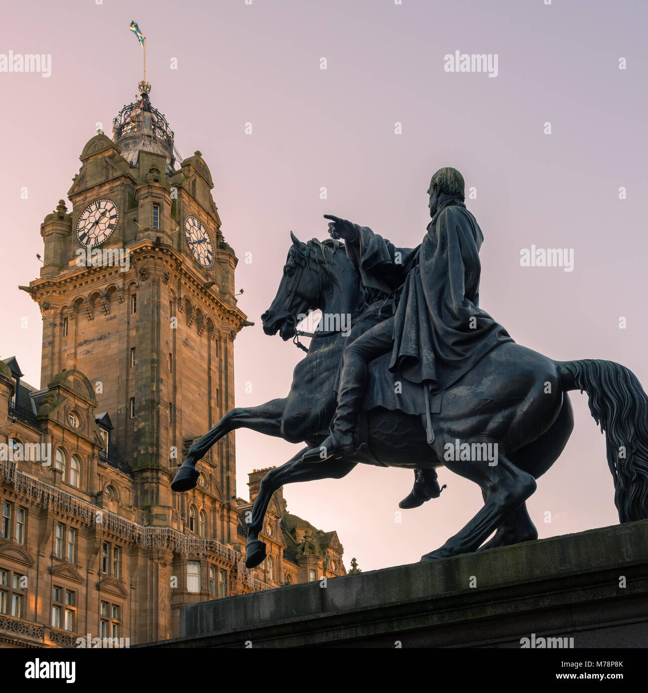 Il duca di Wellington monumento con il clock di Balmoral dietro, Edimburgo, Scozia, Regno Unito, Europa Foto Stock