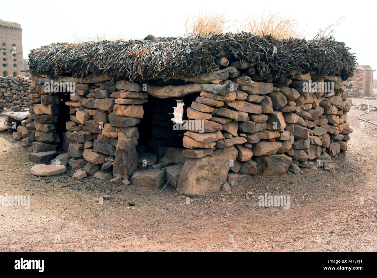 Un tribunale (toguna, noioso hut) in un villaggio Dogon del Mali, è il luogo dove gli anziani dirimere le controversie e di emanare diritto consuetudinario. Foto Stock