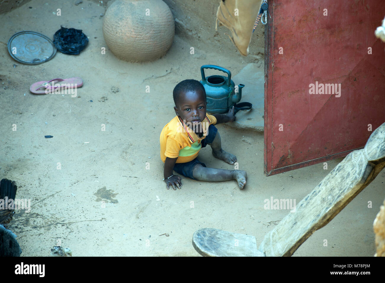 Un giovane, indigeni ragazzo Dogon che vivono in condizioni di povertà in un villaggio nel paese Dogon del Mali, Africa occidentale. Foto Stock
