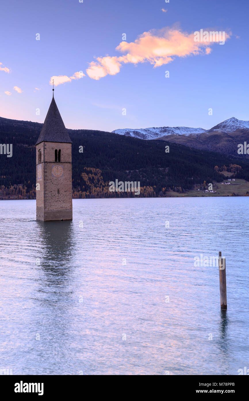 Tramonto dal famoso campanile di Curon Venosta, Passo Resia, Alto Adige, Italia, Europa Foto Stock