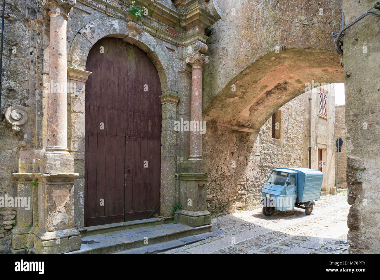 Erice, piccolo camion parcheggiato sotto arco in back street, Sicilia, Italia, Europa Foto Stock