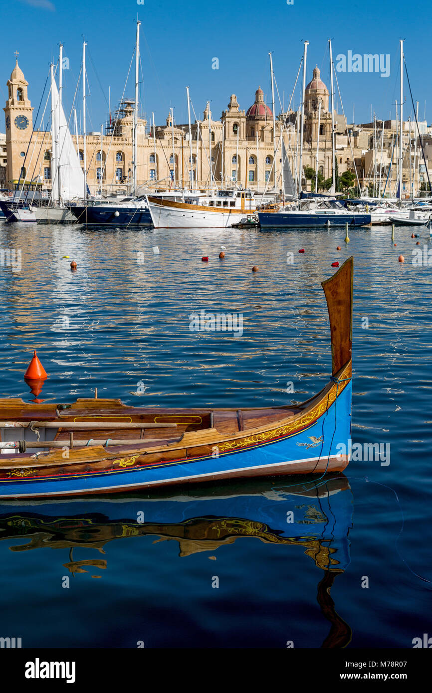 Tradizionale barca ormeggiata in porto Grand Harbour Marina a Birgu, Valletta, Malta, Mediterraneo, Europa Foto Stock