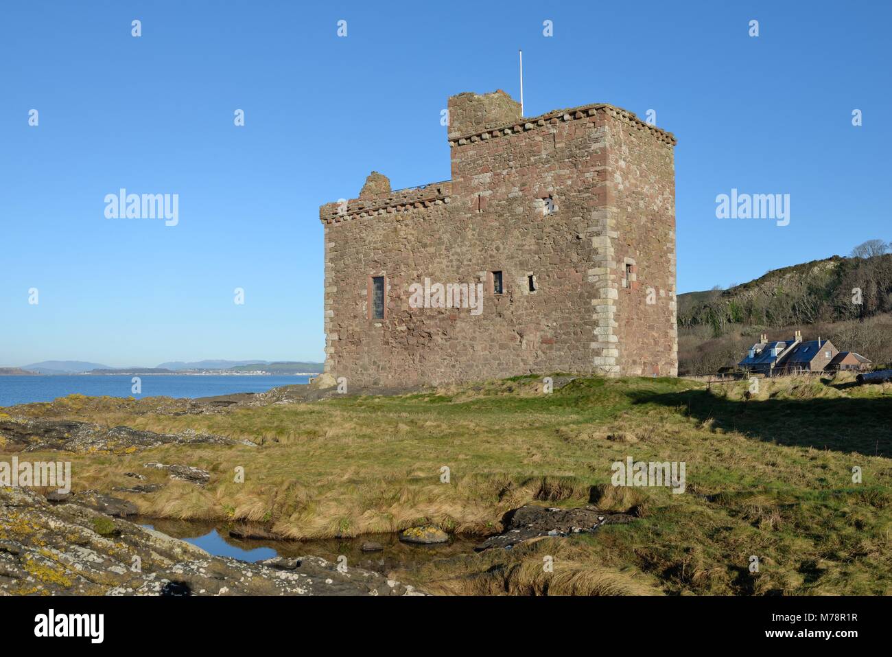 Portencross castello affacciato sul Firth of Clyde, noto anche come Castello Portincross, situato in Portencross, sulla costa ovest della Scozia, Regno Unito Foto Stock
