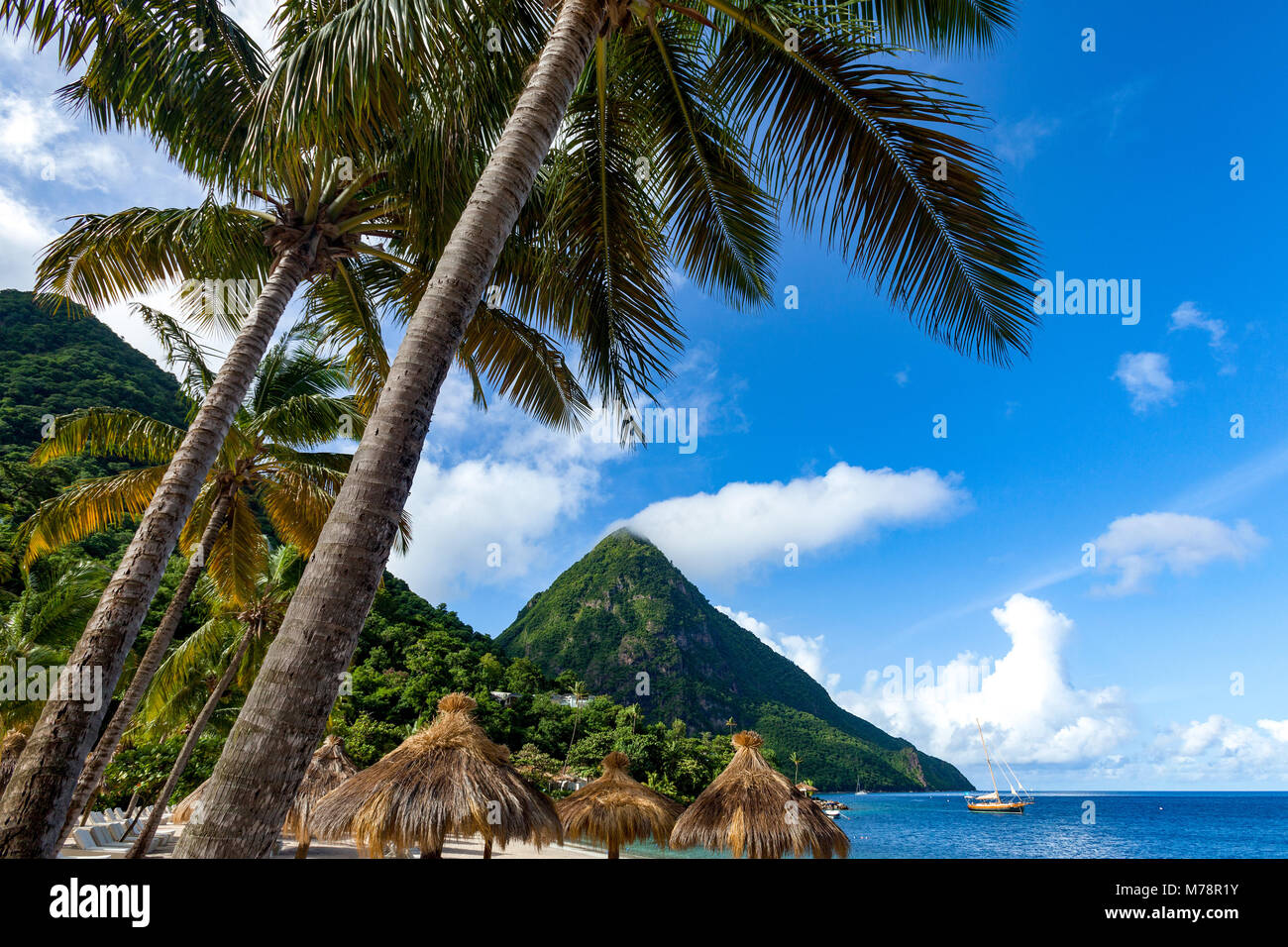 Gros Piton, con palme e paglia ombrelloni, Sugar Beach, Santa Lucia, isole Windward, West Indies dei Caraibi e America centrale Foto Stock