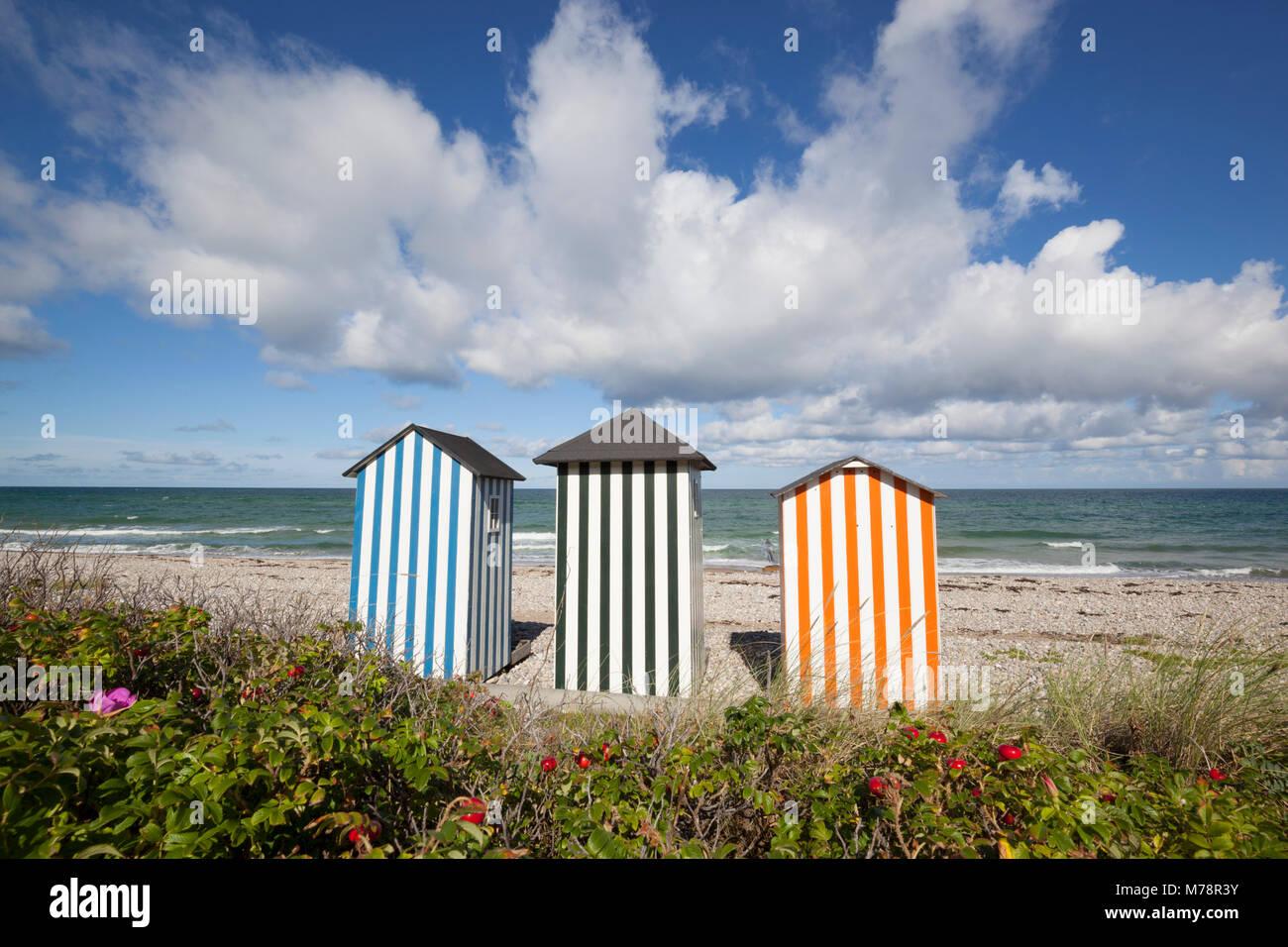 Pittoresca spiaggia di capanne sulla spiaggia di ciottoli con il blu del mare e del cielo di nuvole, Rageleje, Kattegat Costa, Zelanda, Danimarca, Scandinavia, Europa Foto Stock