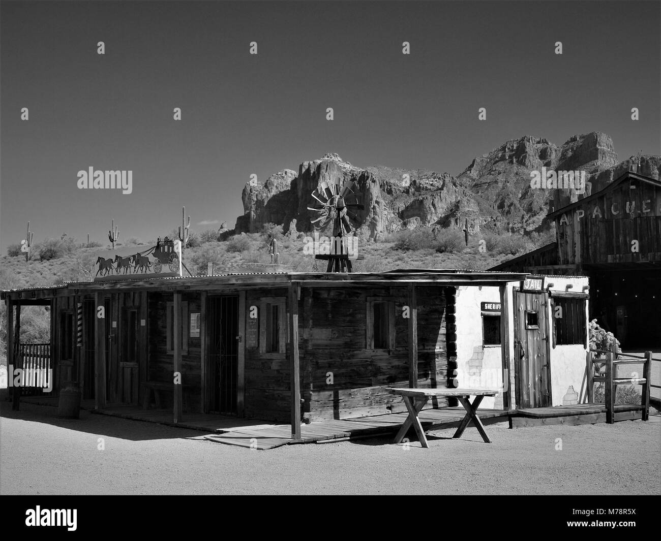 Old Apache terra set di film dagli anni '40 con Superstition montagna sullo sfondo. Questo è stato l'ambientazione per molti dei vecchi film Western. Foto Stock