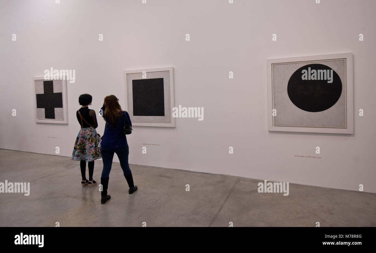 Kazimir Malevich mostra: croce nera, Quadrato nero e cerchio nero Foto Stock