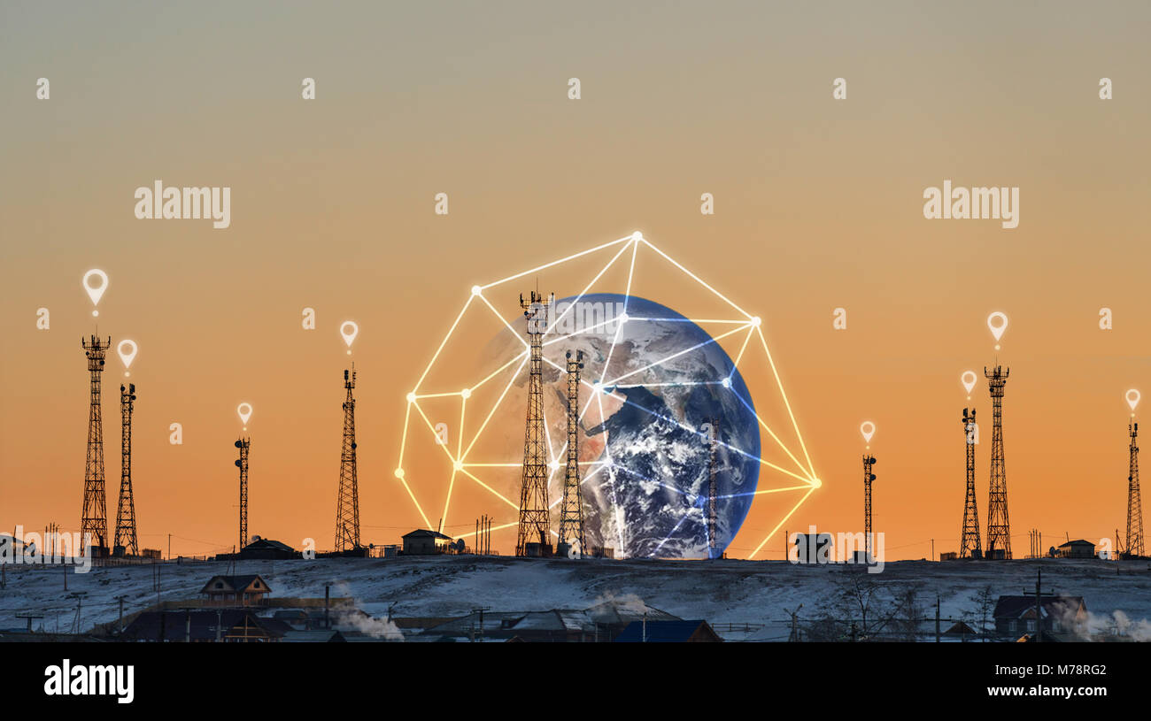 Torri di telecomunicazioni con la rete globale di collegamento e luogo simbolo del segno. Elemento di questa immagine sono arredate dalla NASA Foto Stock