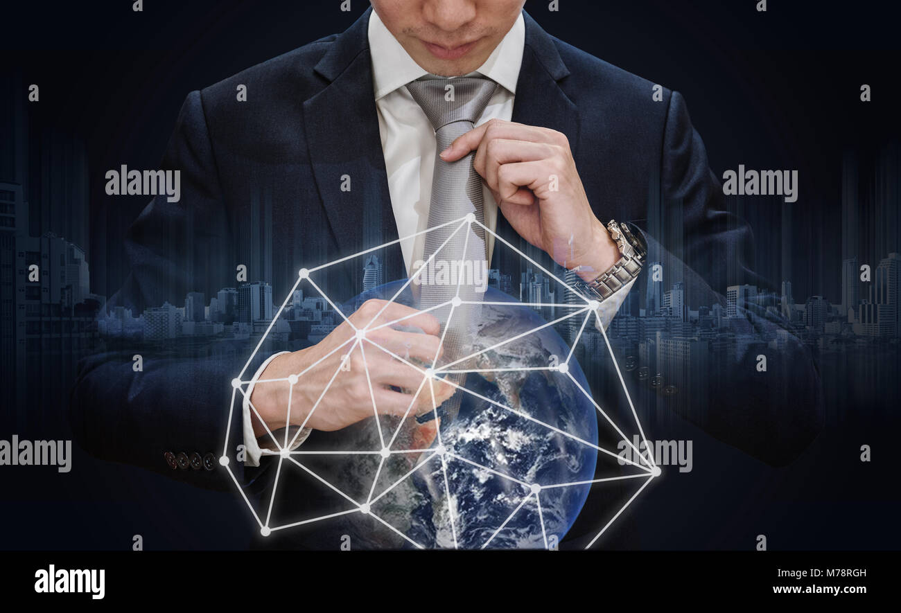 La doppia esposizione, imprenditore tenendo cravatta con la rete globale di connessione. Elemento di questa immagine sono arredate dalla NASA Foto Stock