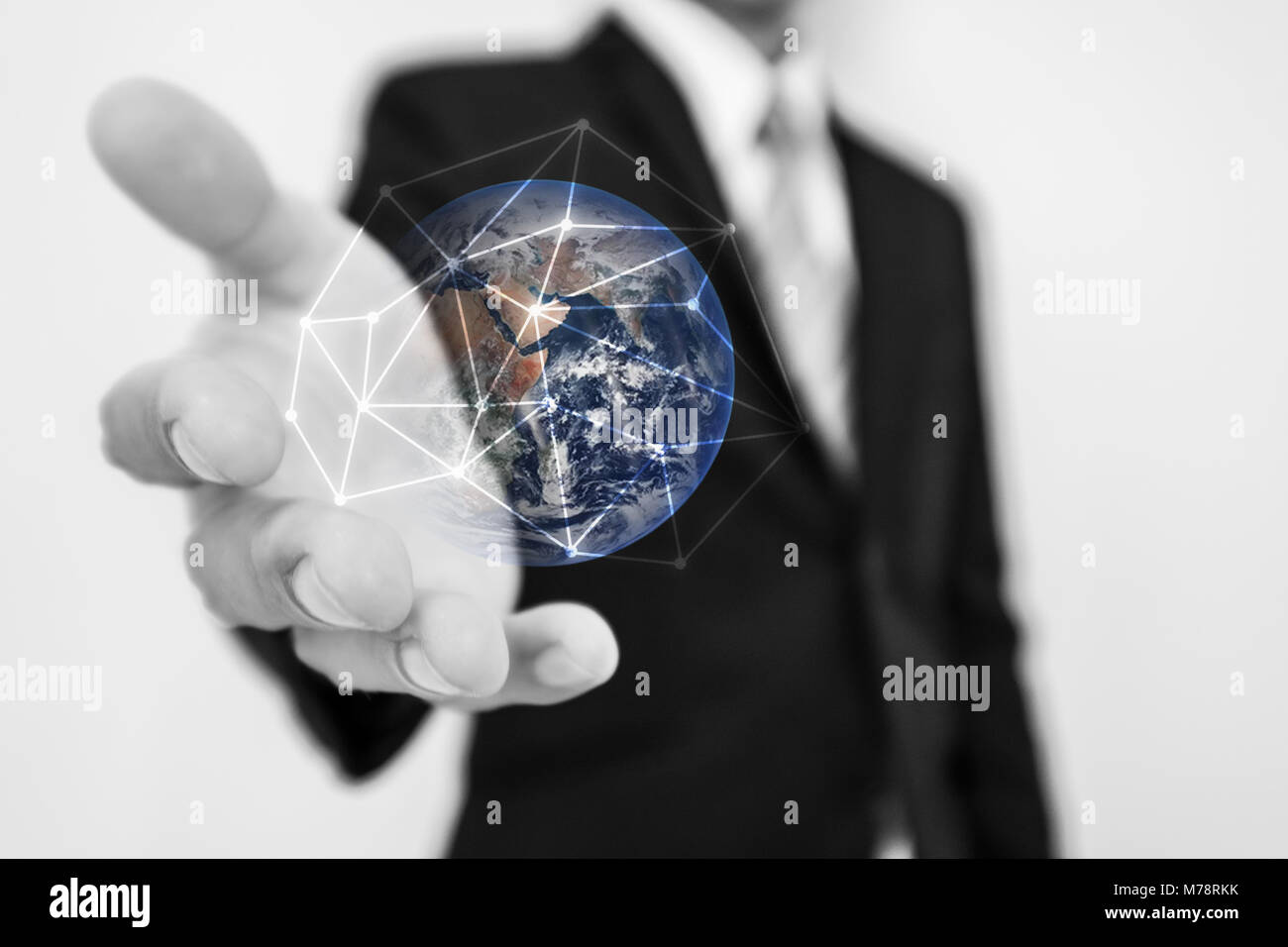 Imprenditore azienda globo con una connessione di rete a portata di mano. Gli elementi di questa immagine sono arredate dalla NASA Foto Stock