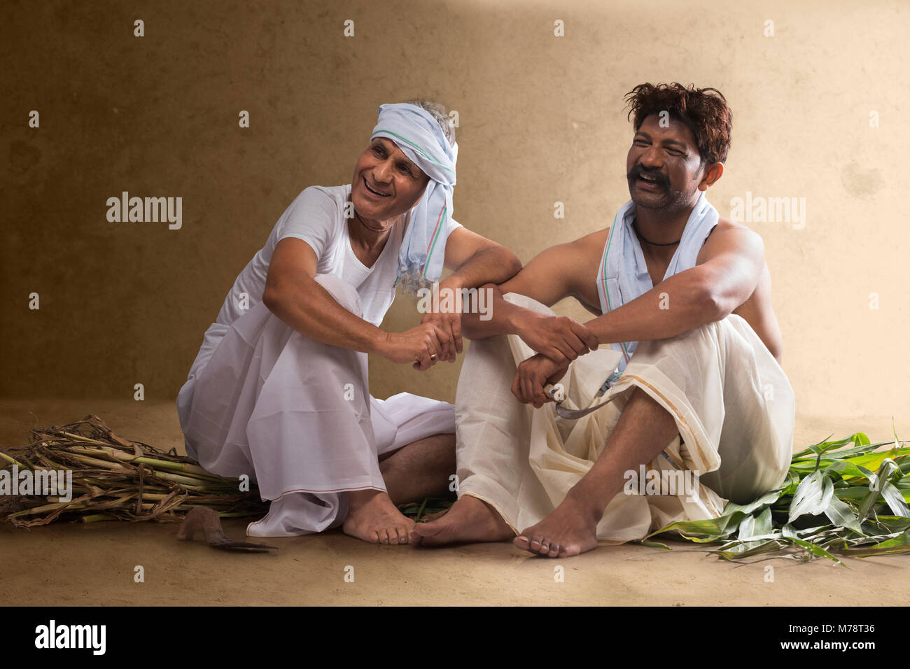 Due sorridente agricoltore indiano seduti insieme Foto Stock