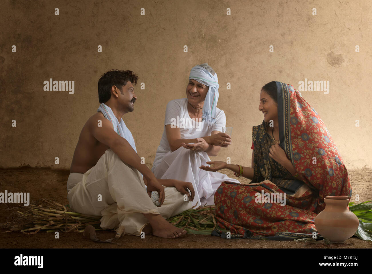 Rurale famiglia indiana seduti insieme e parlare Foto Stock