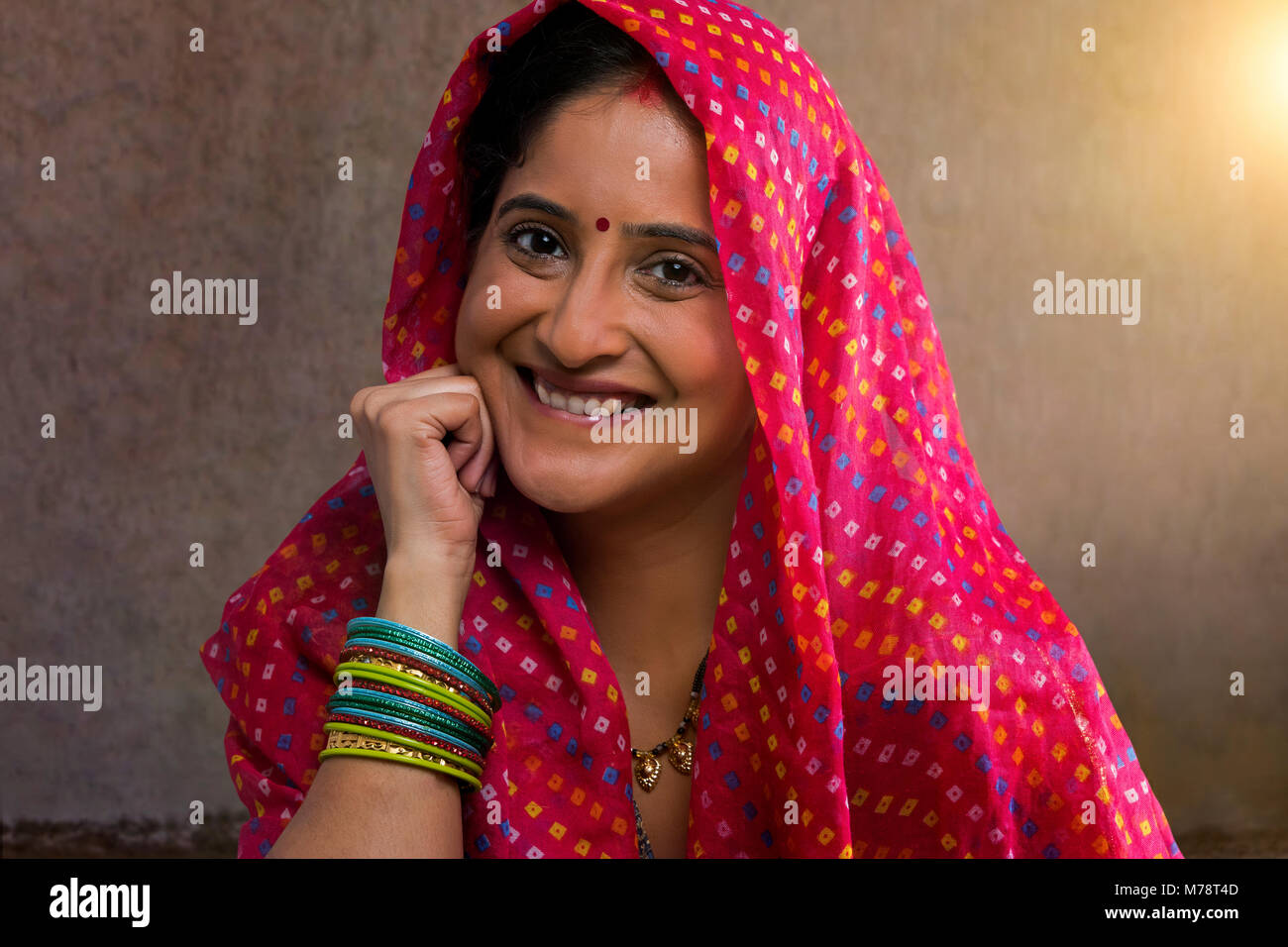 Close-up ritratto di donna rurale indossa sari Foto Stock