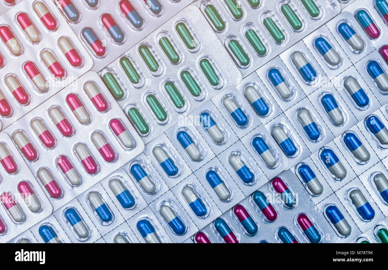 Telaio piena di colorati pillole di capsule in blister disposti con belle pattern. Gli imballaggi di prodotti farmaceutici. Medicina per le infezioni malattia. L' ANTIB Foto Stock