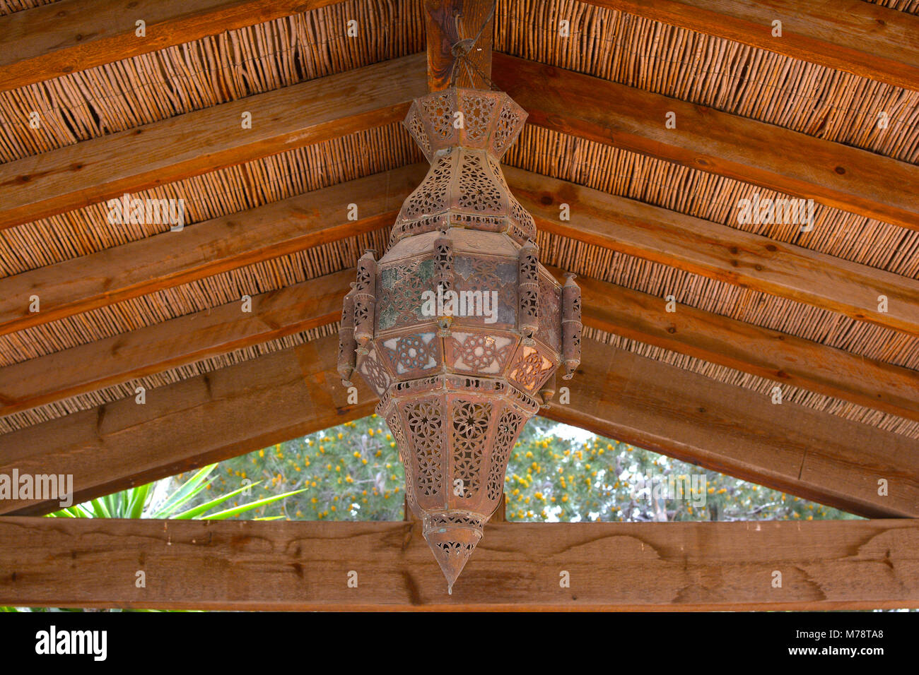 Vecchia lampada araba o vecchia lanterna arabo appeso Foto Stock