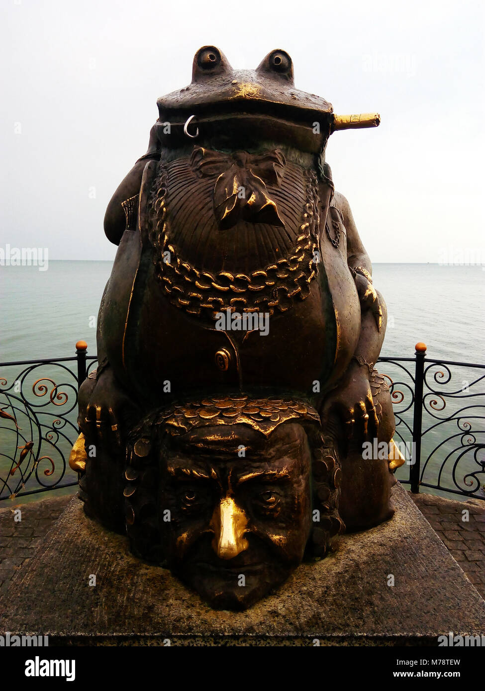 Monumento al rospo. Lungomare argine di Berdyansk, Ucraina. Potente talismano per attirare la ricchezza. Foto Stock