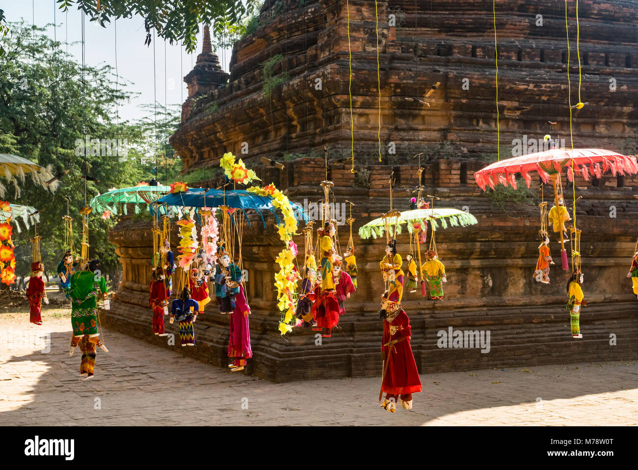 Appendere pupazzi birmano davanti al piccolo tempio di Bagan, Myanmar Foto Stock