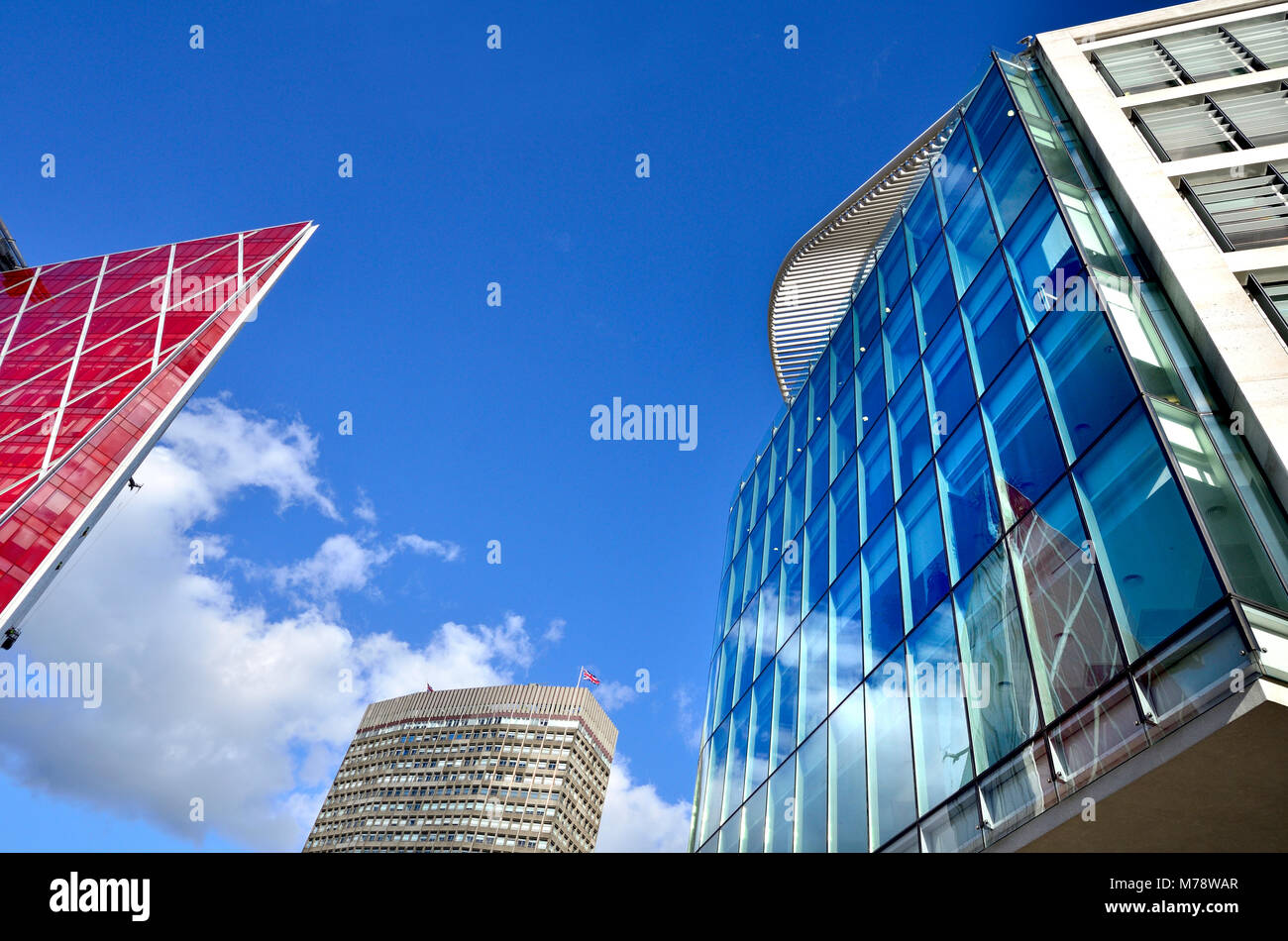 Londra, Inghilterra, Regno Unito. Nuovi edifici intorno a Victoria. Nova edificio (sinistra) Il Cardinale posto (a destra) Portland House (Centro) Foto Stock