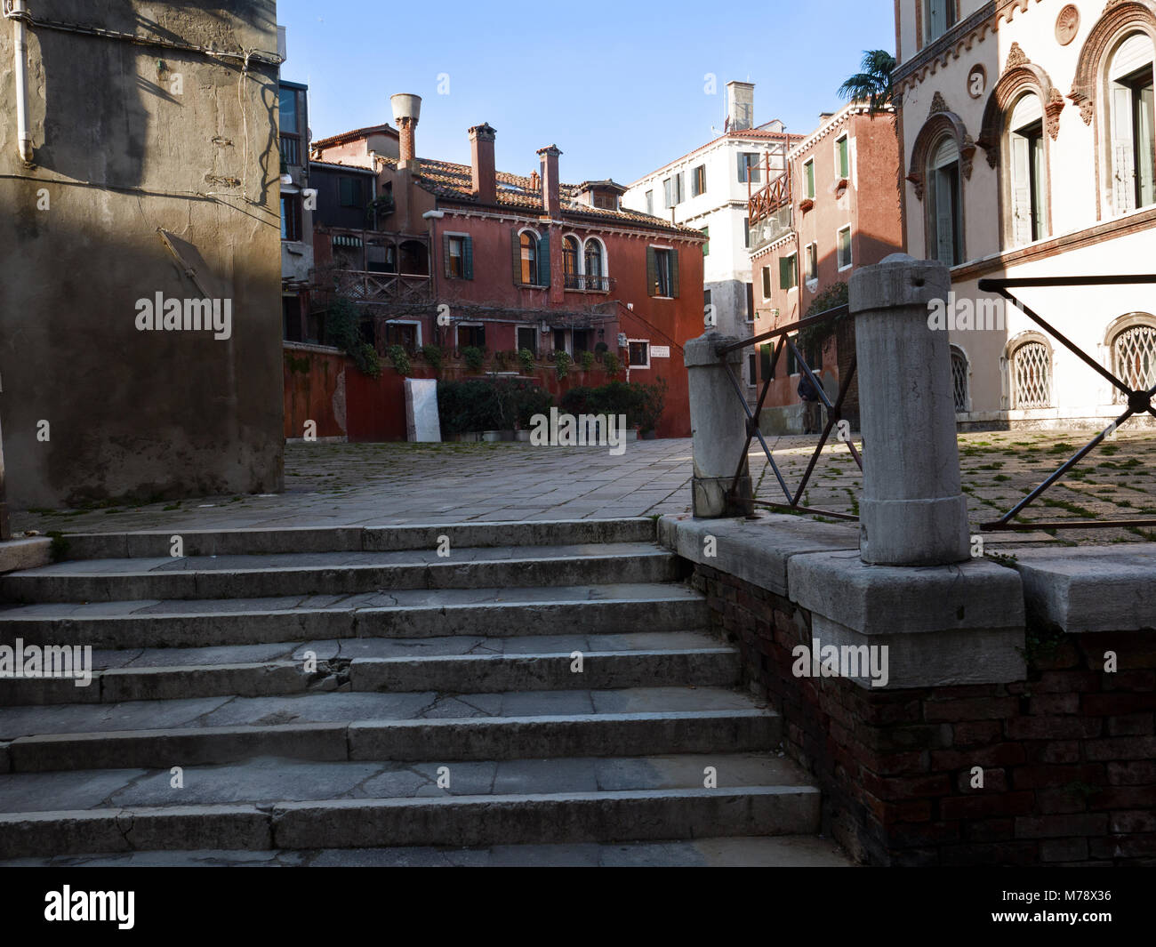 Venezia in piazza con gli antichi edifici che può essere raggiunta tramite una scala Foto Stock
