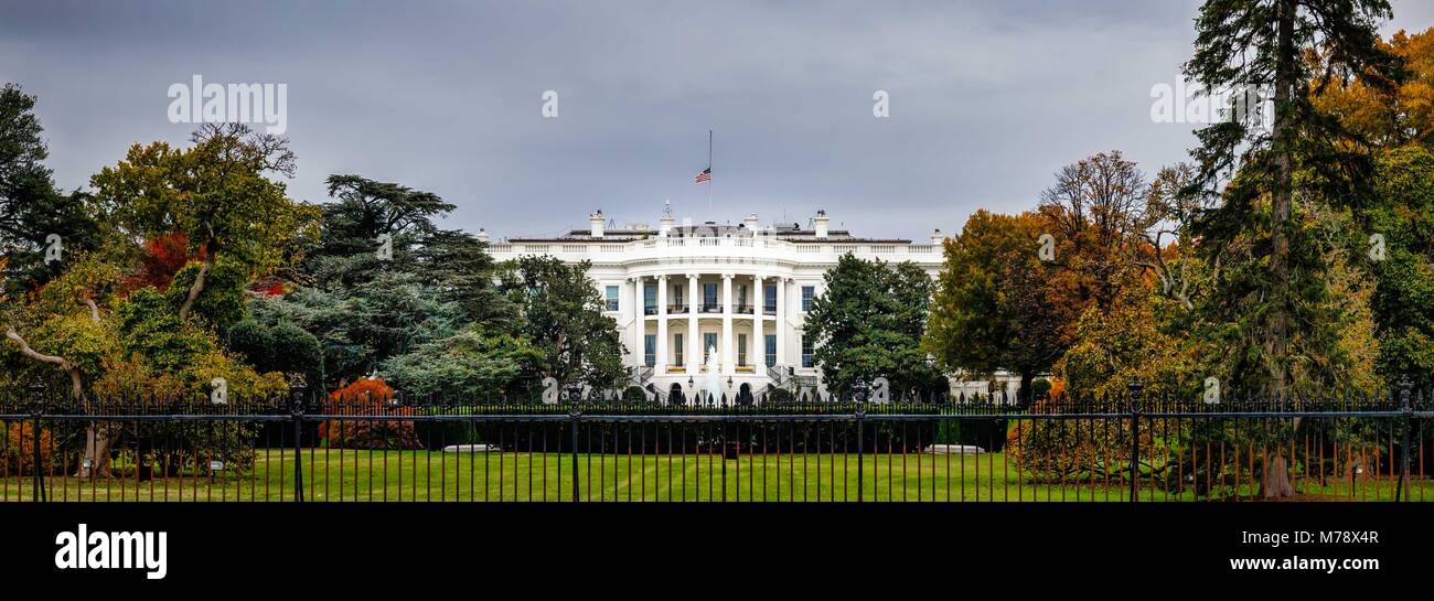 Un nuvoloso giorno grigio alla Casa Bianca a Washington DC Foto Stock