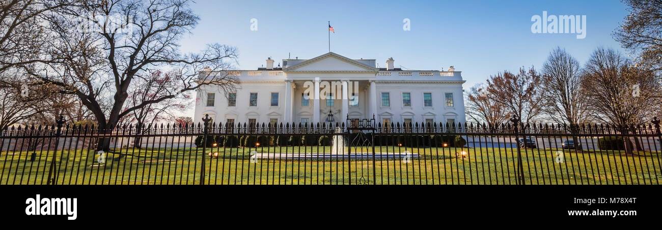 Il sole splende sul prato davanti alla Casa Bianca a Washington DC. Foto Stock