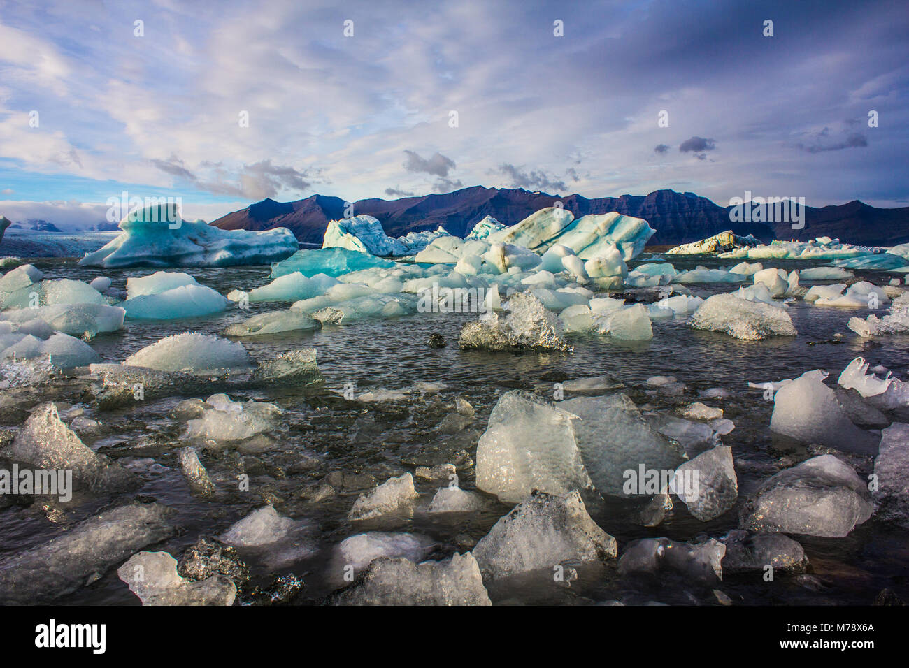 Iceberg sul lago glaciale al tramonto su Jökulsárlón laguna glaciale, Vatnajokull National Park, Islanda Foto Stock