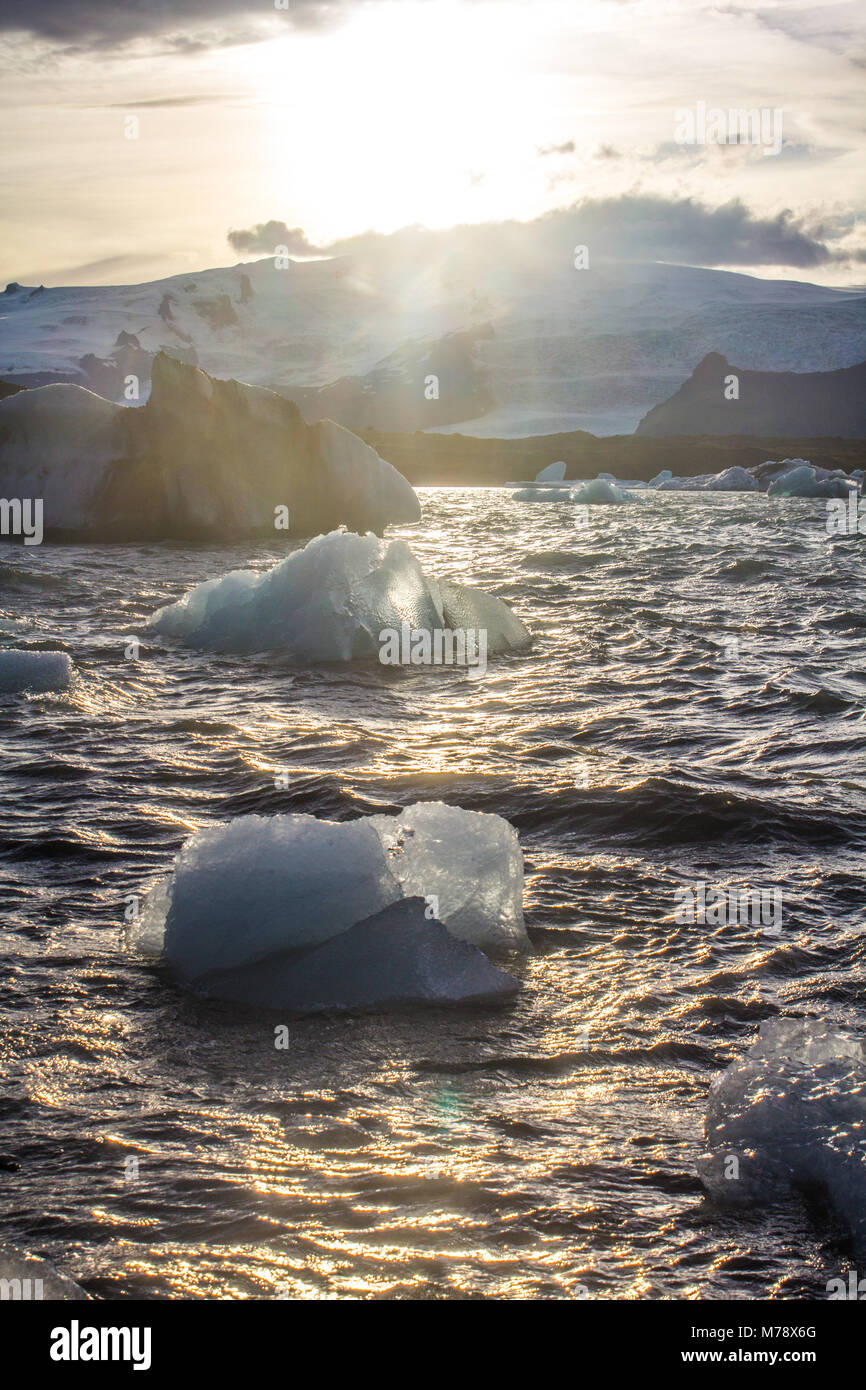 Iceberg sul lago glaciale al tramonto su Jökulsárlón laguna glaciale, Vatnajokull National Park, Islanda Foto Stock