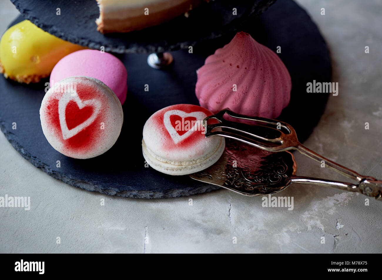 Torte su ardesia scura stand a castello.dessert. Tabella dolce Foto Stock