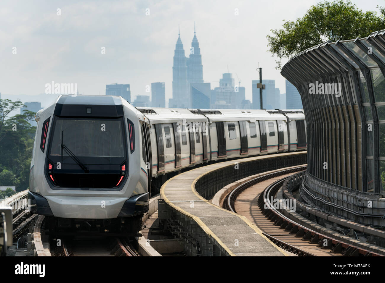 Kuala Lumpur Mass Rapid Transit (MRT) Treno in avvicinamento verso la telecamera. Sistema MRT costituente il componente principale del sistema ferroviario a Kuala Lumpur, Foto Stock