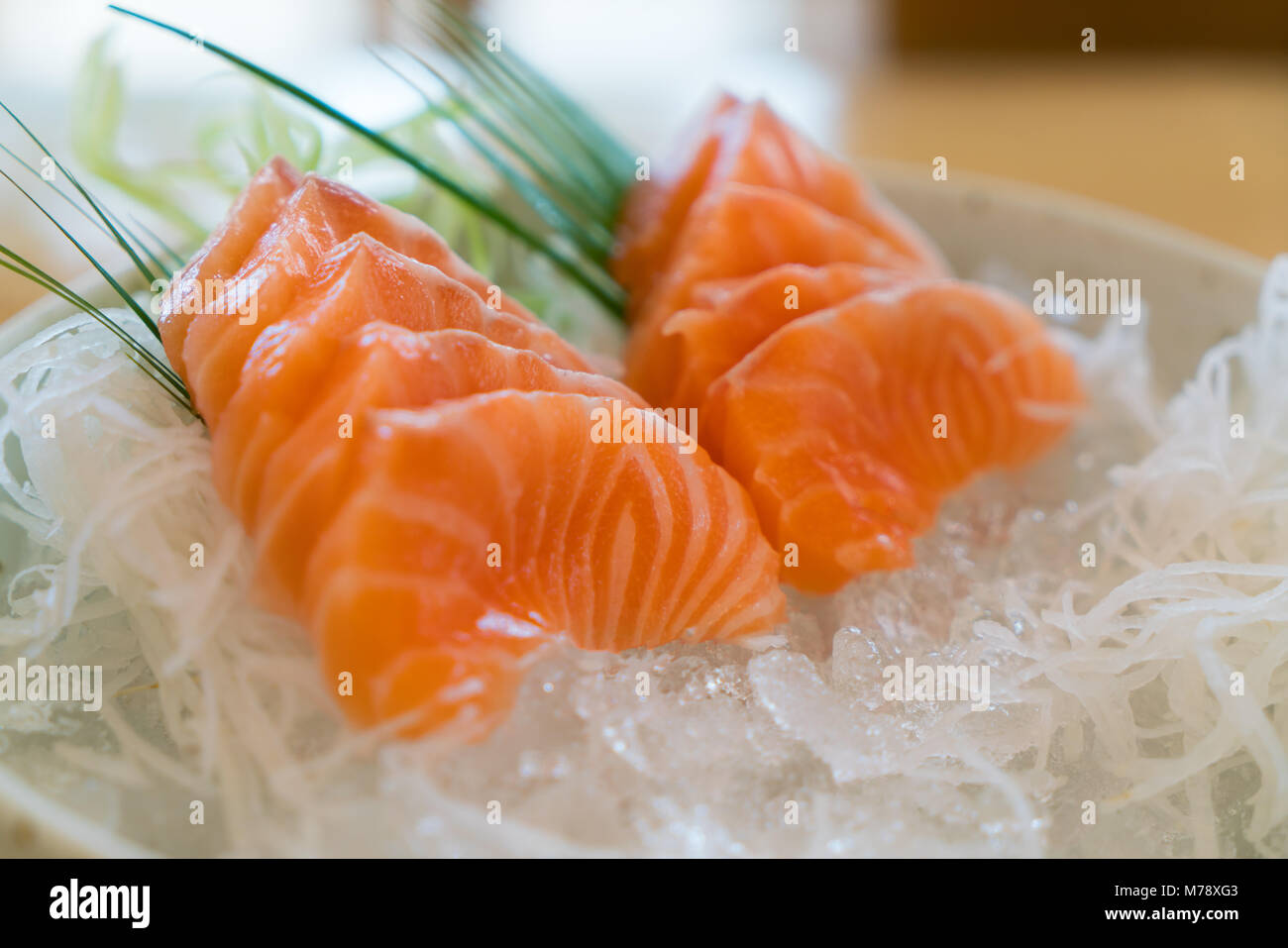 Raw fetta di salmone o sashimi di salmone in stile Giapponese servire fresco su ghiaccio nel recipiente. Foto Stock