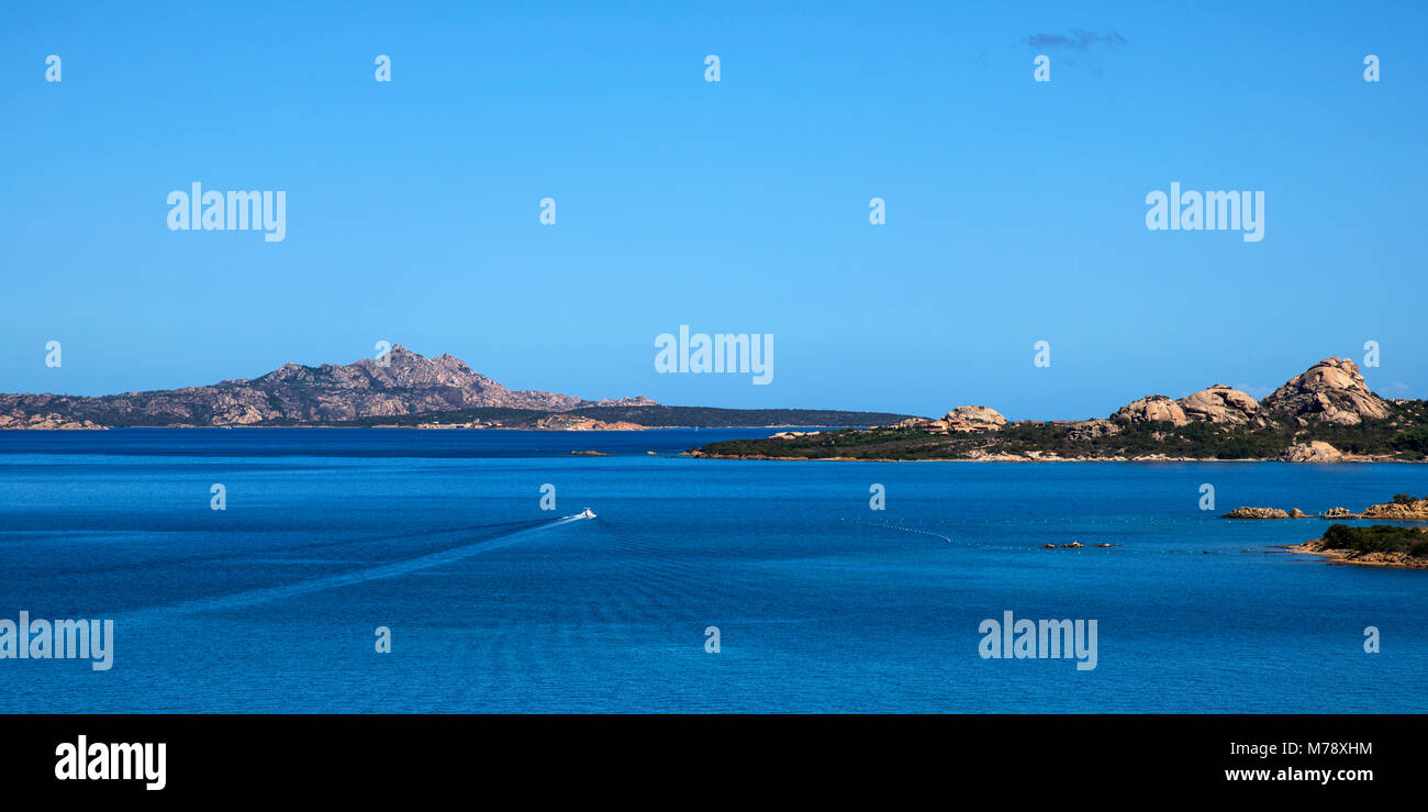 Una vista panoramica di La Maddalena, Santo Stefano e di Caprera isole, nello Stretto di Bonifacio, da Palau, in Sardegna, Italia Foto Stock