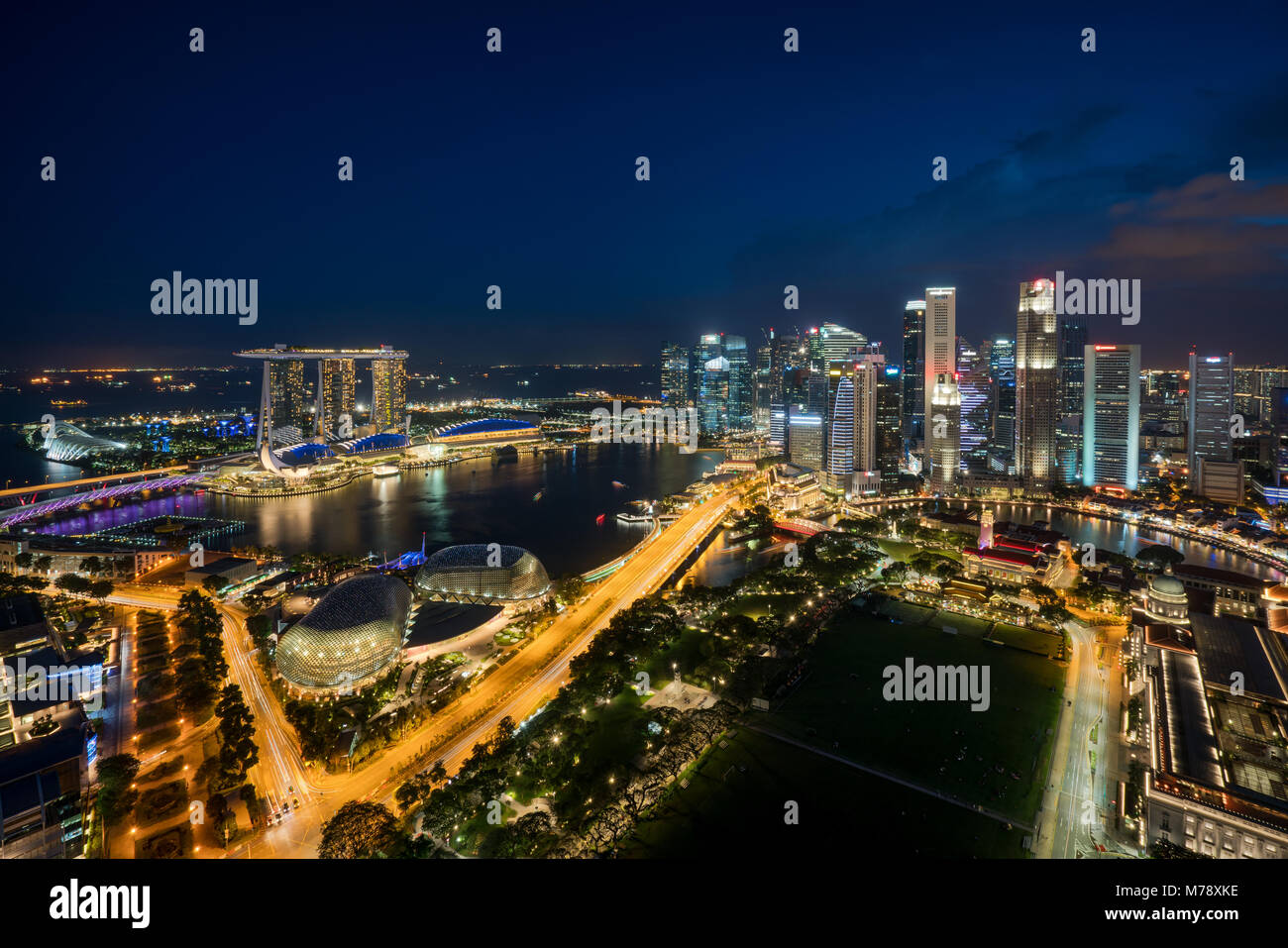 Vista aerea di Singapore al quartiere degli affari della città e al crepuscolo in Singapore, in Asia. Foto Stock