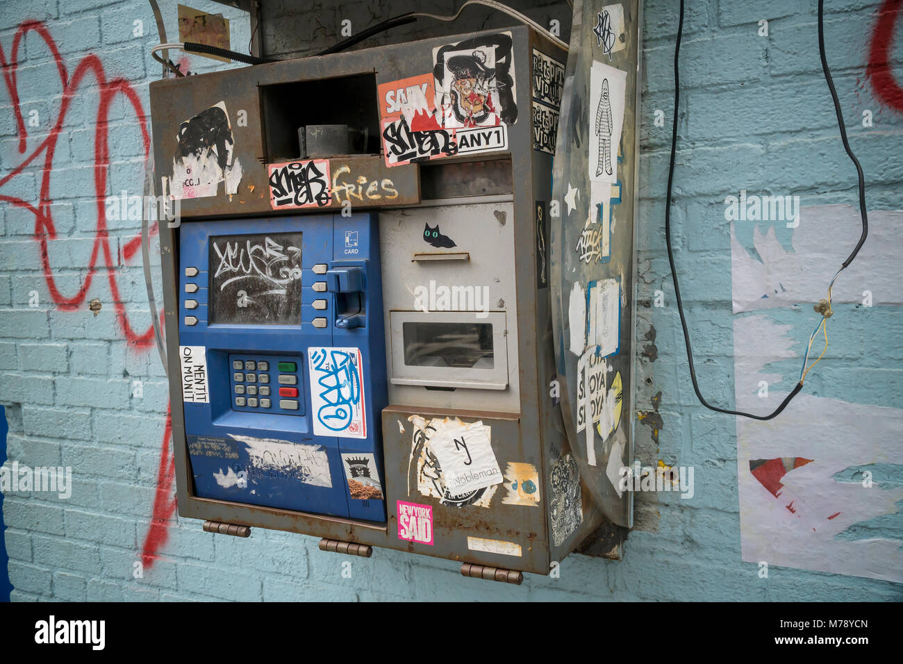Di vandalismo e graffiti incrostati di non-banca di proprietà automated teller machine nel quartiere di Chelsea di New York sabato 24 febbraio, 2018. (© Richard B. Levine) Foto Stock