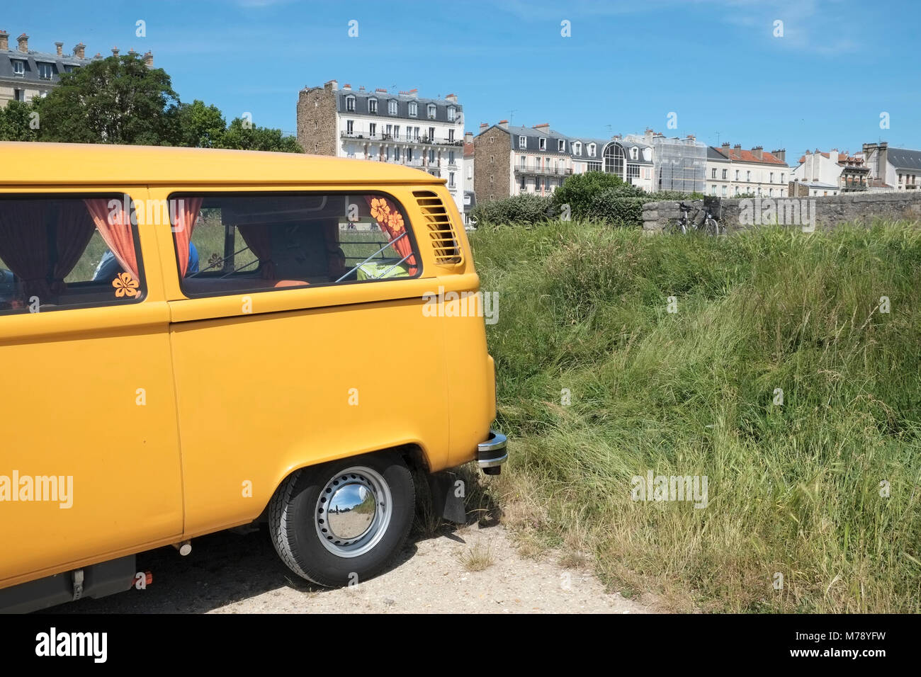 Orange volkswagen combi Foto Stock