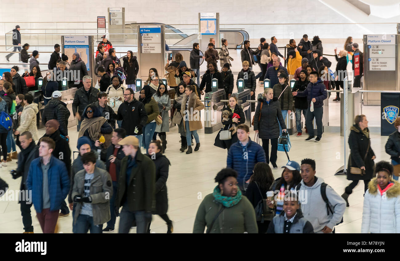 Gli eserciti di pendolari uscire dalla stazione di percorso e viaggiano attraverso il World Trade Center il Trasporto Hub su Sabato, 3 marzo 2018. (© Richard B. Levine) Foto Stock