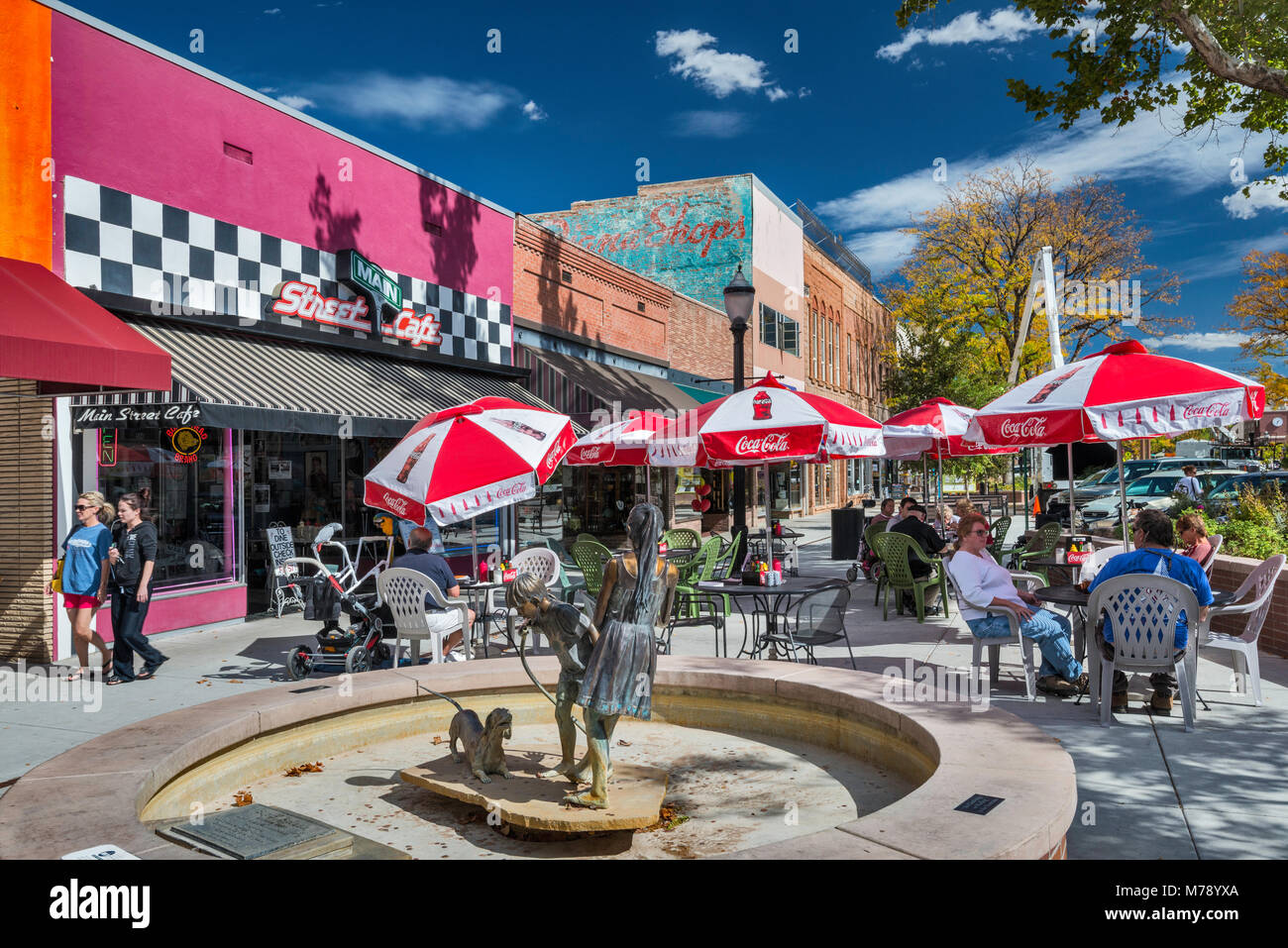 Cafè sul marciapiede a Main Street Mall, Sip n' Splash scultura da James Haire, arte sul programma d'angolo, in Grand Junction, Colorado, STATI UNITI D'AMERICA Foto Stock