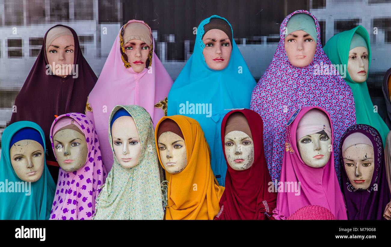 Manichini femmina con colorfull headscarfs Foto Stock