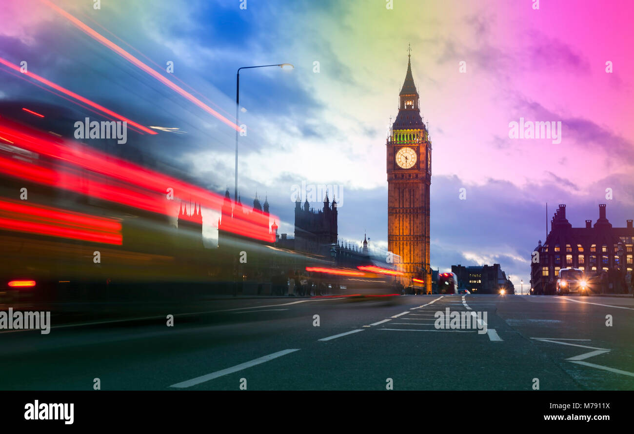 Londra paesaggio urbano di Big Ben, una lunga esposizione foto con abstract colorate sullo sfondo del cielo Foto Stock