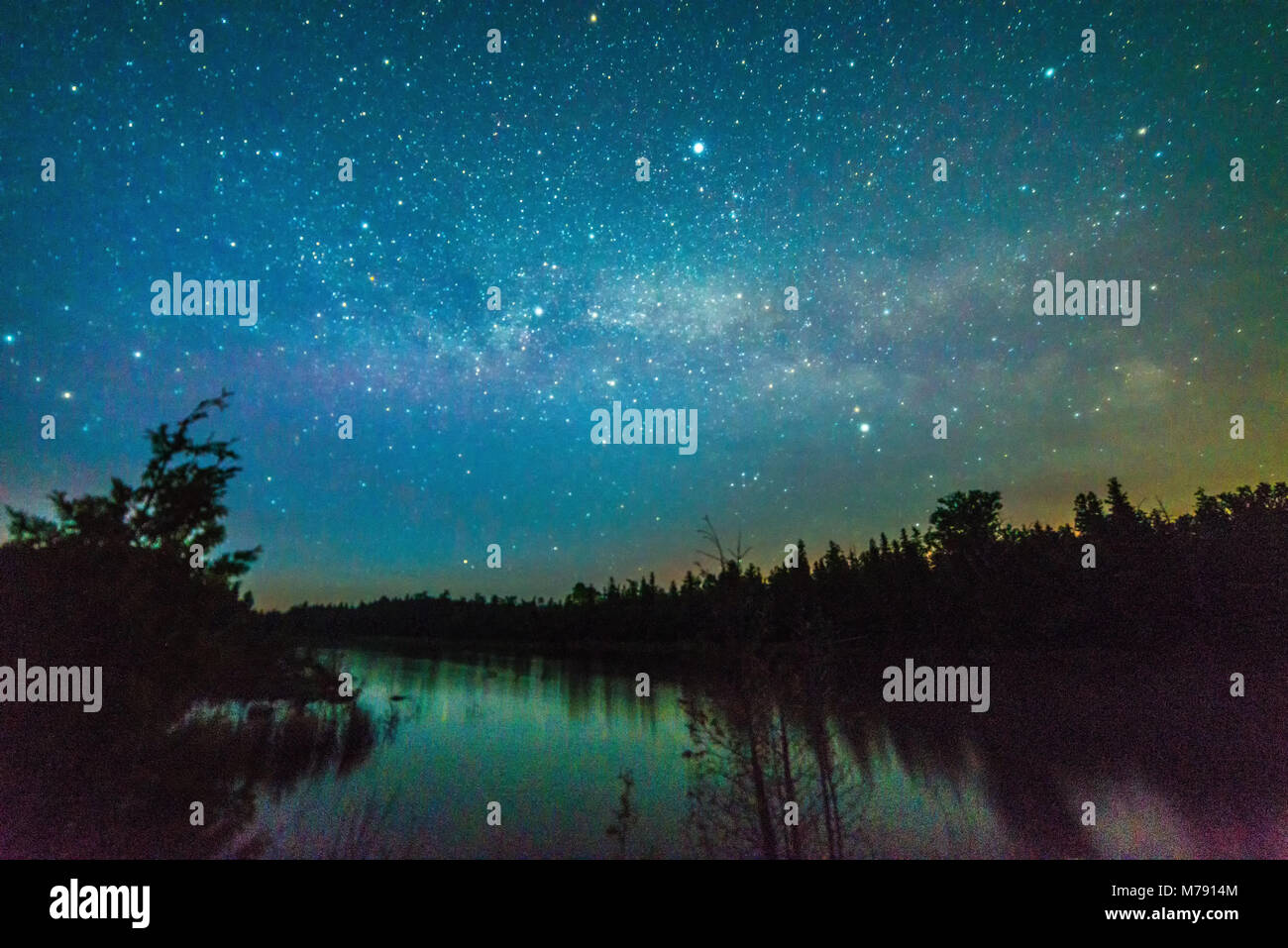 Piccolo lago a riflettere con le stelle e la via lattea di notte nei pressi del Lago Huron, Bruce Peninsula, Ontario Foto Stock