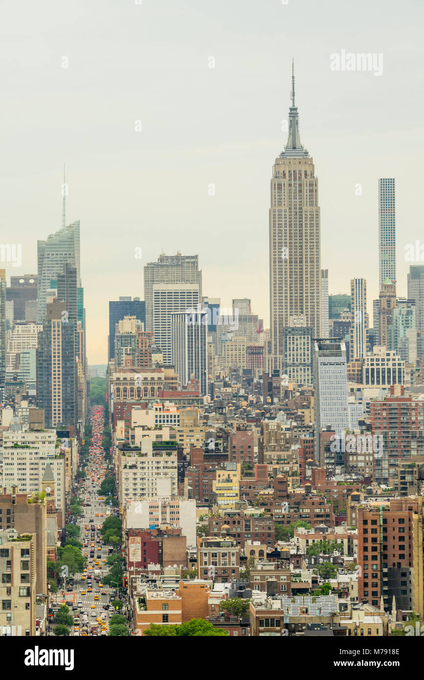 Skyline di New York a guardare verso l'Empire State Building, Manhattan New York City Foto Stock