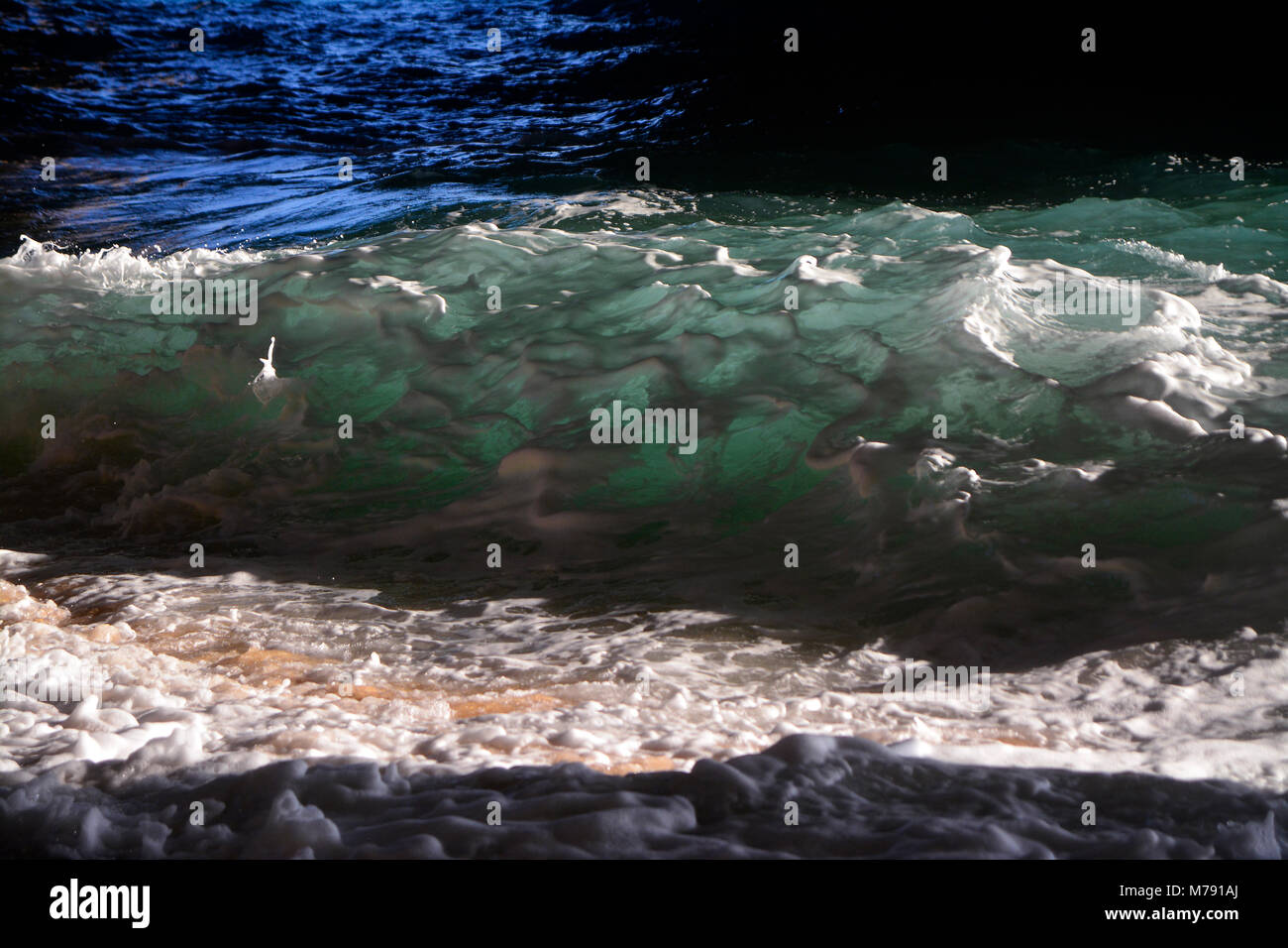 Shore break in a Benagil grotta (Portogallo) Foto Stock