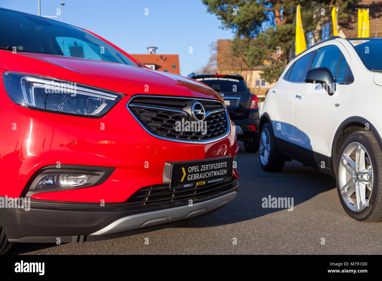 NUERNBERG / Germania - 4 Marzo 2018: Opel logo su una vettura ad un Opel  concessionaria auto in Germania. Opel Automobile GmbH è un tedesco  produttore di automobili Foto stock - Alamy