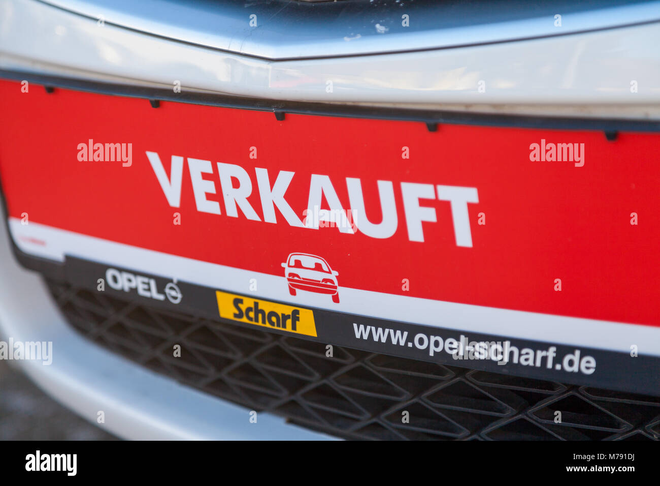 NUERNBERG / Germania - 4 Marzo 2018: parola tedesca verkauft, venduti su un auto tag in una Opel concessionaria auto in Germania. Opel Automobile GmbH è un tedesco automo Foto Stock