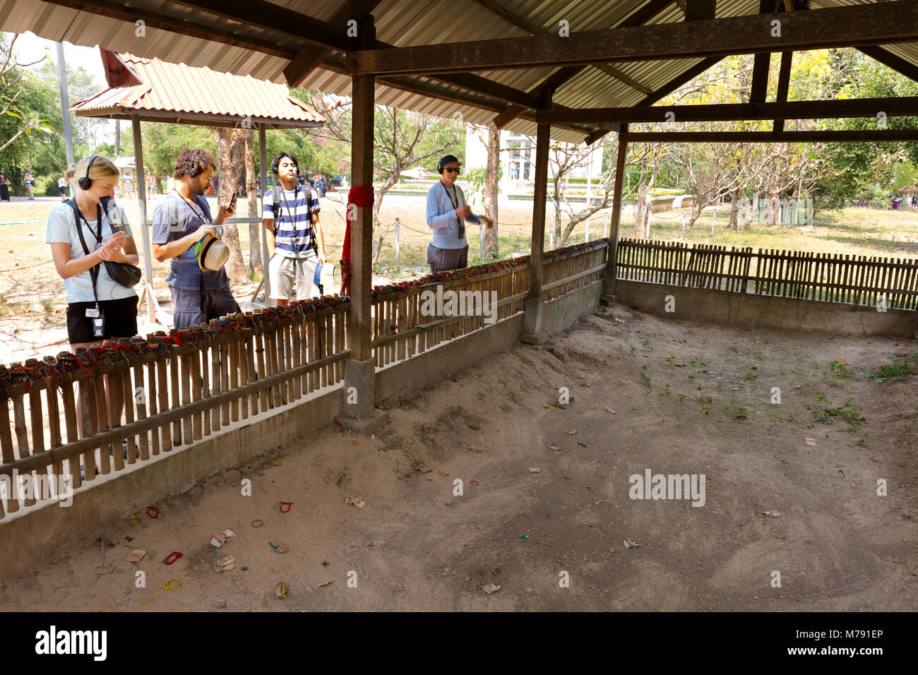 Cambogia Killing Fields Fossa Comune I Turisti Alla Ricerca Di