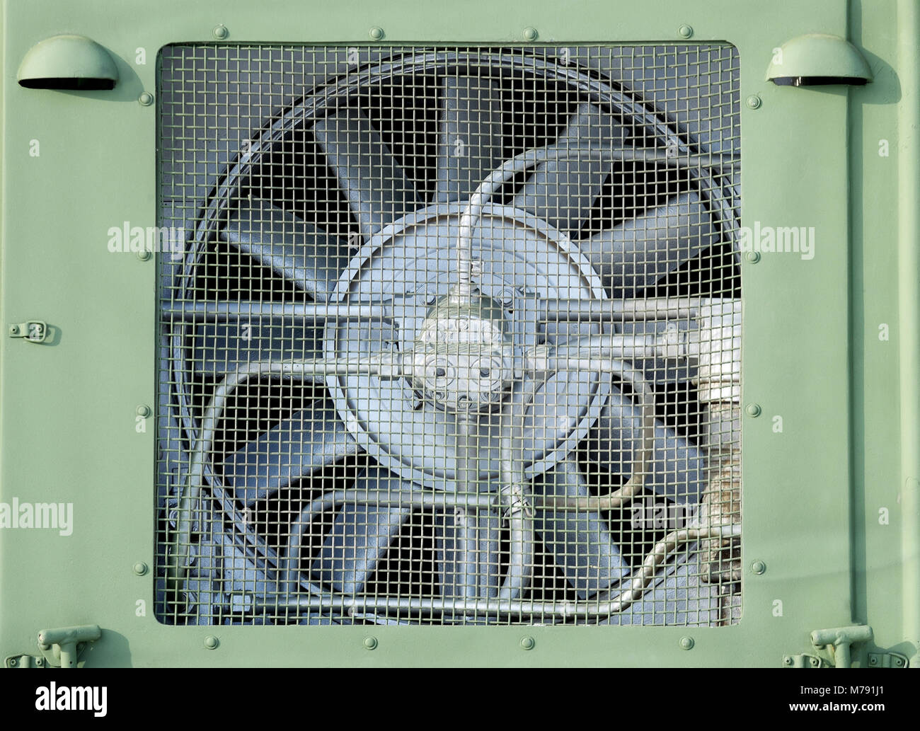 Ventola in metallo per il raffreddamento.protegge contro il riscaldamento  del meccanismo Foto stock - Alamy